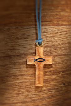 Kreuzanhänger Olivenholzkreuz mit Fischsymbol , Format 3x2 cm 